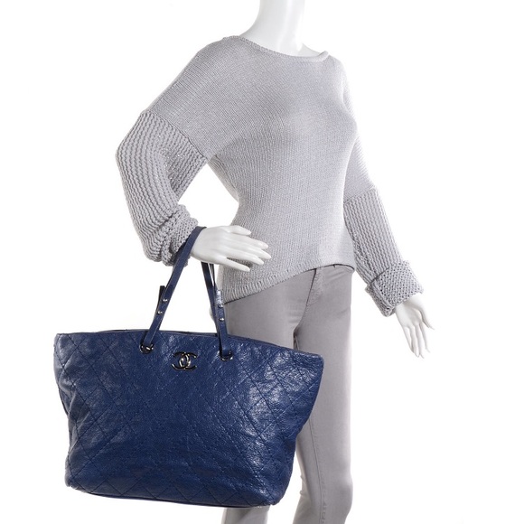 ⬇️$2200 CHANEL on the road tote - Picture 2 of 5